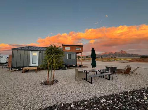 Tiny Home Lodge near Zion and Bryce National Parks Hot Tub