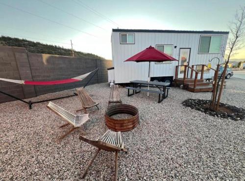 Tiny Home Lodge Near Zion and Bryce National Park Breathtaking Views Hot Tub