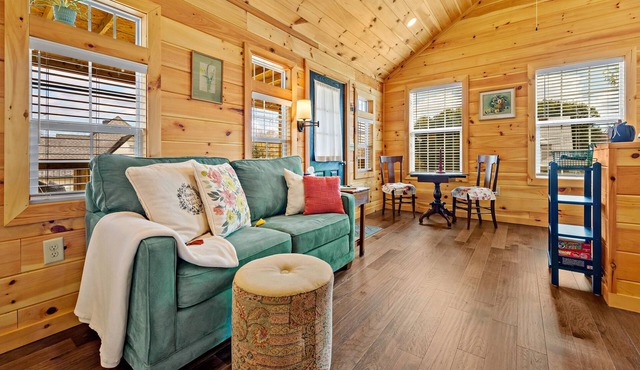 Tiny Home-Mary Ida's Place - walkable location