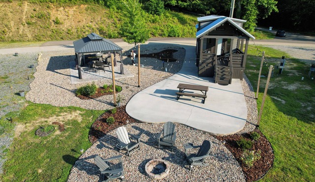 Tiny home mountain retreat w/view, covered outdoor patio, fire pit