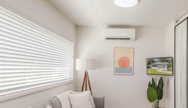 Tiny home near downtown w/outdoor patio