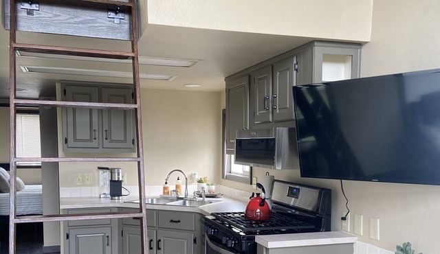 Tiny Home Near Lake Pend Orielle- Cute and Cozy!