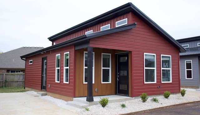 Tiny Home near MTB Trails, Wal-Mart HQ, Sleeps 6+