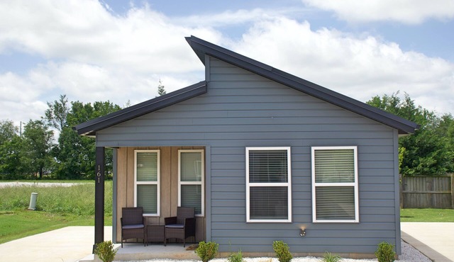 Tiny Home near MTB Trails, Wal-Mart HQ, Sleeps 6+