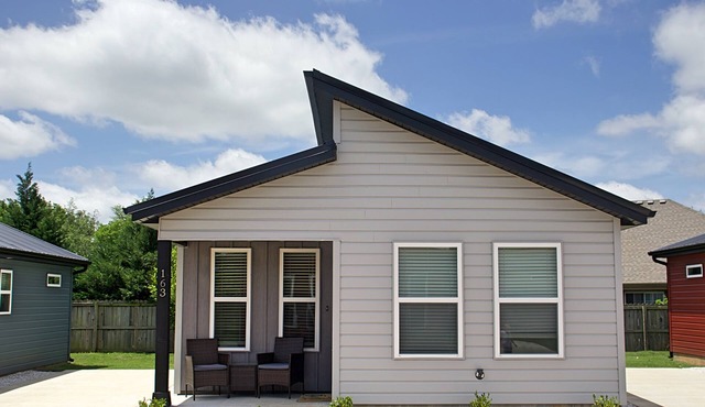 Tiny Home near MTB Trails, Wal-Mart HQ, Sleeps 6+