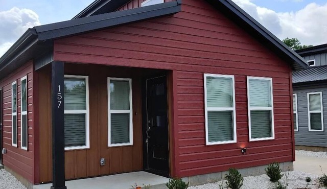 Tiny Home near MTB Trails, Wal-Mart HQ, Sleeps 6