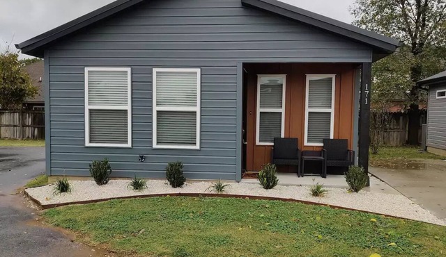 Tiny Home near MTB Trails, Wal-Mart HQ, Sleeps 6
