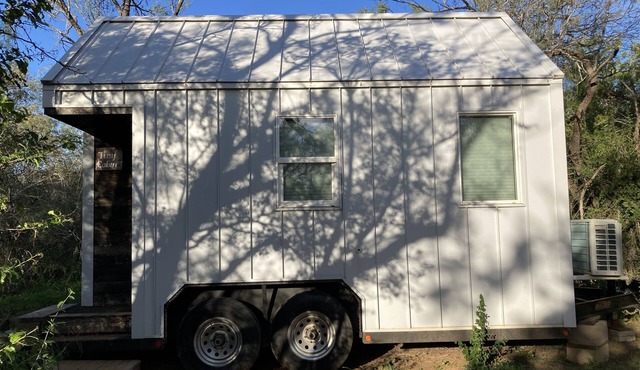 Tiny home nestled in a small patch of forest 20 minutes south of San Antonio.
