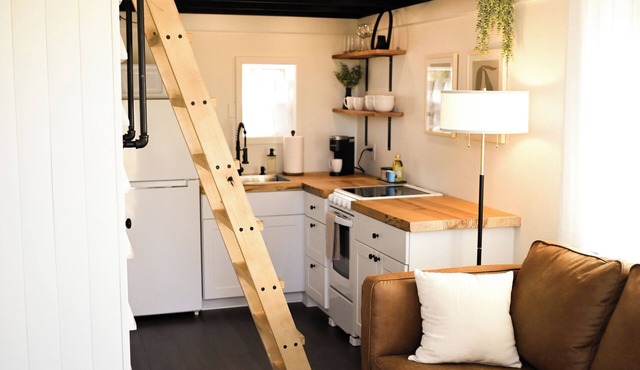 Tiny Home on Davis - Walk to Downtown - 1mi to UCA