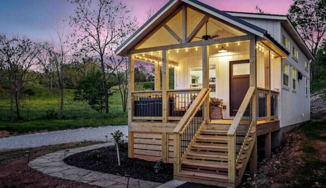 Tiny Home on Price Coffee Rd! Sleeps 6!