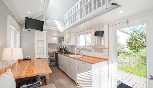 Tiny Home On Valley Farm, View Of Mt. Rainier