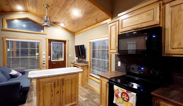 Tiny Home Retreat Near Austin: Perfect for Couples or Groups of Four 🌿