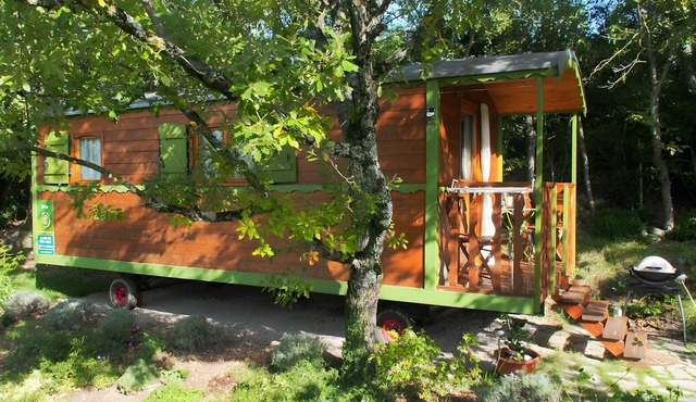 Tiny Home "Roulotte de Cabrières" with Private Terrace and Garden