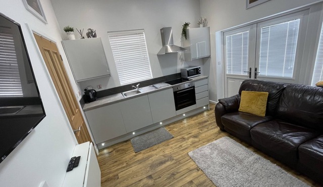 Tiny Home.Super fast wi-fi.Parking.Work from home.10min M48/49 Bridges.Cosy area