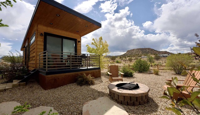 Tiny‑Home W/King Bed, Fire Pit & Monument Views