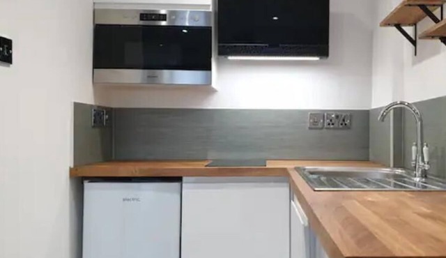 Tiny home whole flat beach cabin, 15 mins away from Brighton Pier!