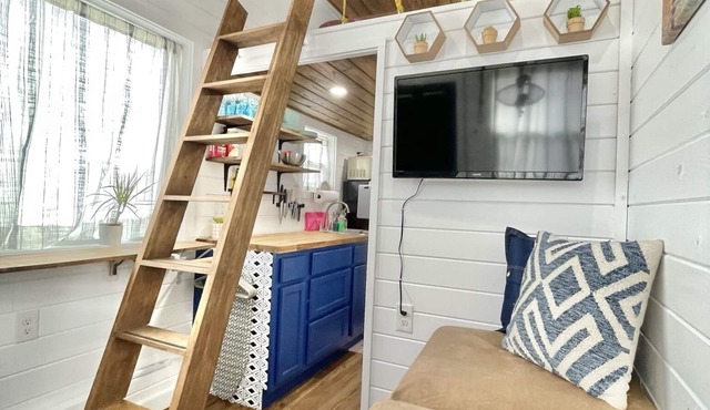 Tiny Home! With Great Layout! Unique Stay Nurses Welcomed