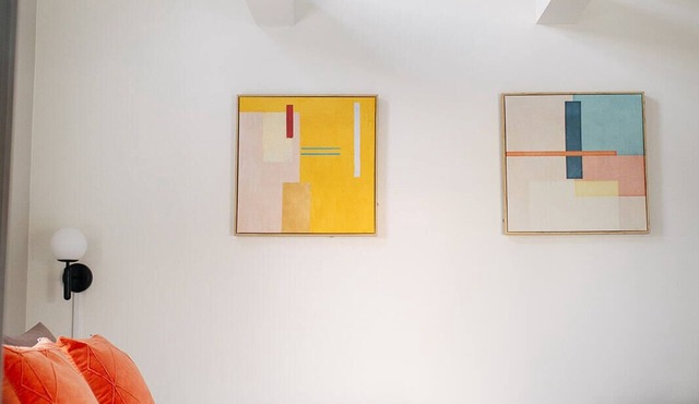 Tiny Home with Loft, WI-FI + Free Parking!