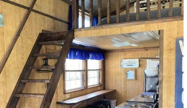 Tiny House #1 – One bedroom cabin near wineries, caves, hiking & floating!