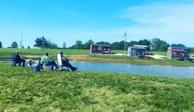 Tiny House #2 – One bedroom cabin near wineries, caves, hiking & floating!