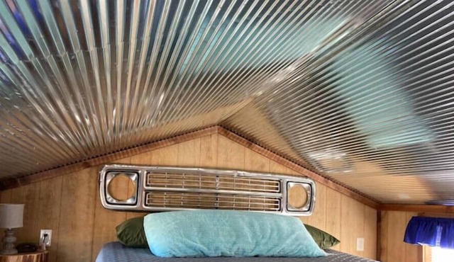 Tiny House #3 – One bedroom cabin near wineries, caves, hiking & floating!