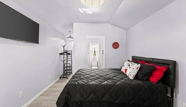 Tiny house 5 mins to Daytona beach. 12 mins to NASCAR Speedway and DAB Airport.