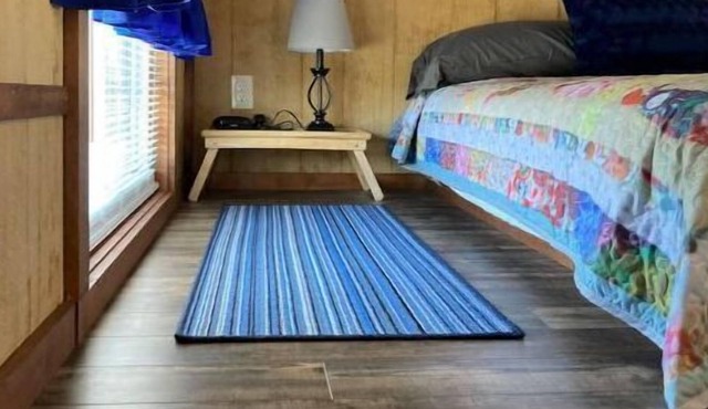 Tiny House #9 – One bedroom cabin near wineries, caves, hiking & floating!