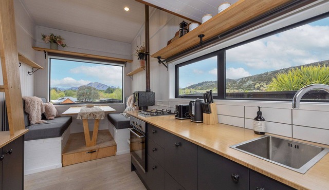Tiny house - big fun! Mountain views, private garden, indoor & outdoor fires.