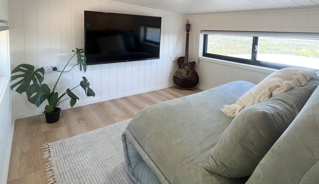 Tiny house, big views- native bush setting, 5 mins to beach!