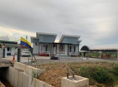 Tiny house by Cg Azizan & Milah