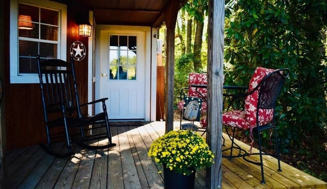 Tiny House Cabin Unique in Town Stay