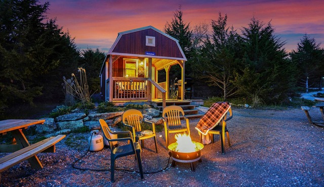 Tiny House Cabin with Loft. 2 Queen Beds with Child Sleeper