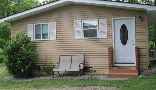 Tiny House, Comfy, dog friendly, 12 miles to Asheville. No cleaning or pet fees!