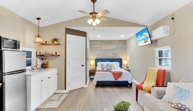 Tiny House - Cozy and Clean - close to Stadium, Texas State & Floating SM River