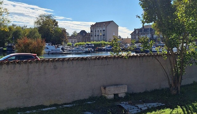 Tiny house facing the Toul marina