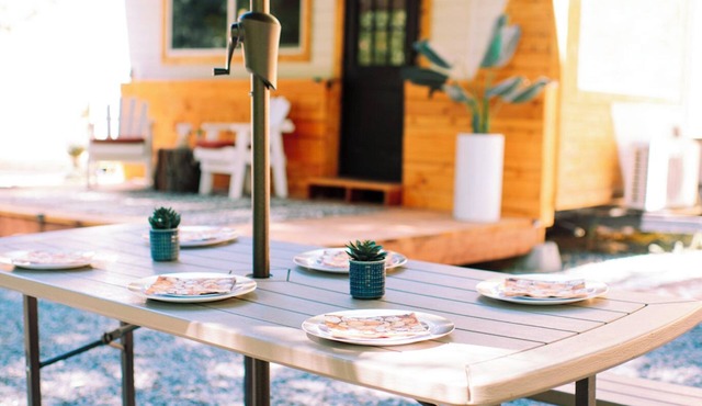 Tiny house Glamping in the mountains 🌻 Walk to private lake!