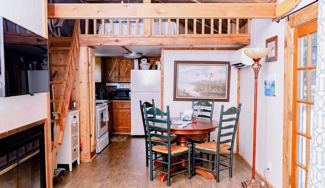 Tiny house in the woods. Pet-Friendly!