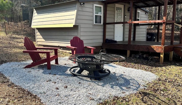 Tiny house living with Private Lake. (Pet Friendly!)