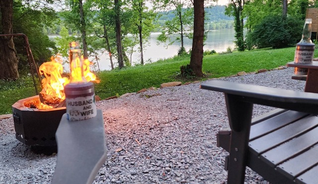 Tiny house on Ohio River cozy, relaxing, peaceful, fishing, kayaking, w/hot tub