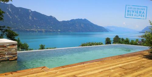 Tiny-House-Pool-Lake
