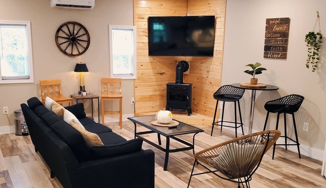 Tiny house (studio) and camper in campsite, accommodates 6 people total!