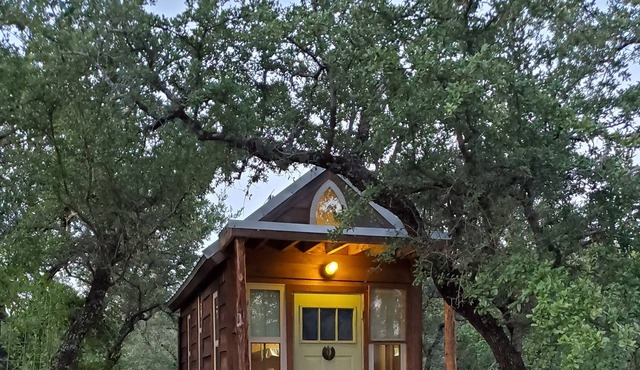 Tiny House (Tall Cotton)in a rural setting 34 miles from Austin!