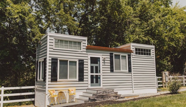 Tiny house w/Pool on water near Beaches/turf