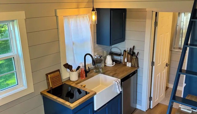 Tiny house w/views, local amenities and charm.