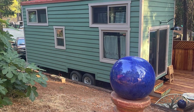 Tiny House with 2 lofts for sleeping. Just a mile from Grass Valley.
