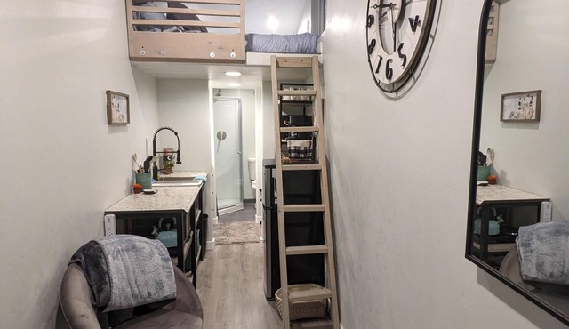 Tiny house with loft bed, kitchenette, parking in a quiet downtown neighborhood