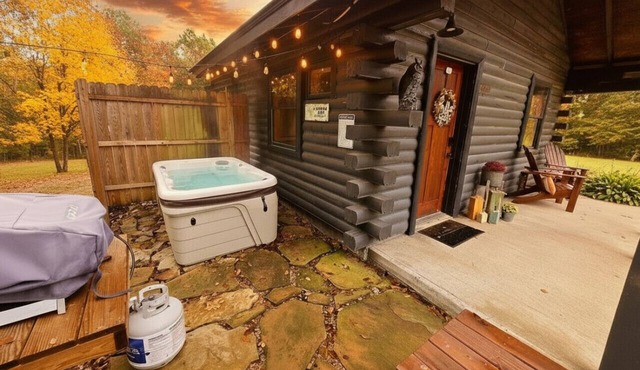 Tiny Log Cabin W/Hot Tub! Full Kitchen