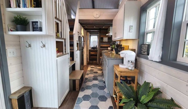 Tiny Luxury Retreat: Lake, Hikes, Brews & Vines