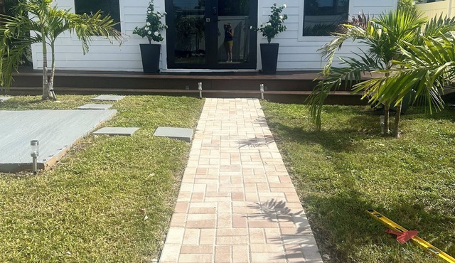 Tiny Mansion in Naples. 5 mins to Beach