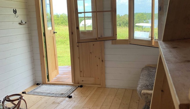 Tiny Oaks CabinnnCozy and private with sleeping loft, walking distance to lake!